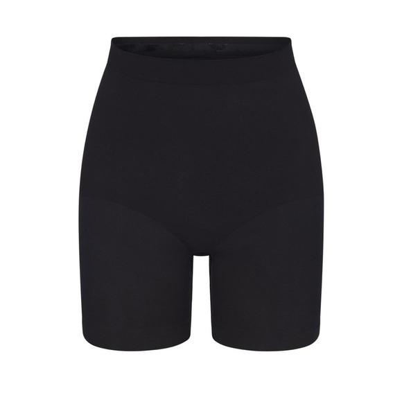 Skims Mid Thigh Short (size SMALL) in Onyx - Picture 2 of 6